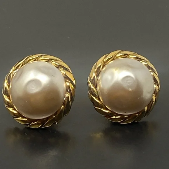 Chanel Vintage 1985 Gold Tone Faux Pearl Clip Earrings - Picture 7 of 16